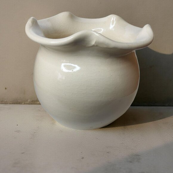 Vintage Heavy hand thrown pottery Planter,Vase beige with ruffle edge rose heart - Picture 3 of 13